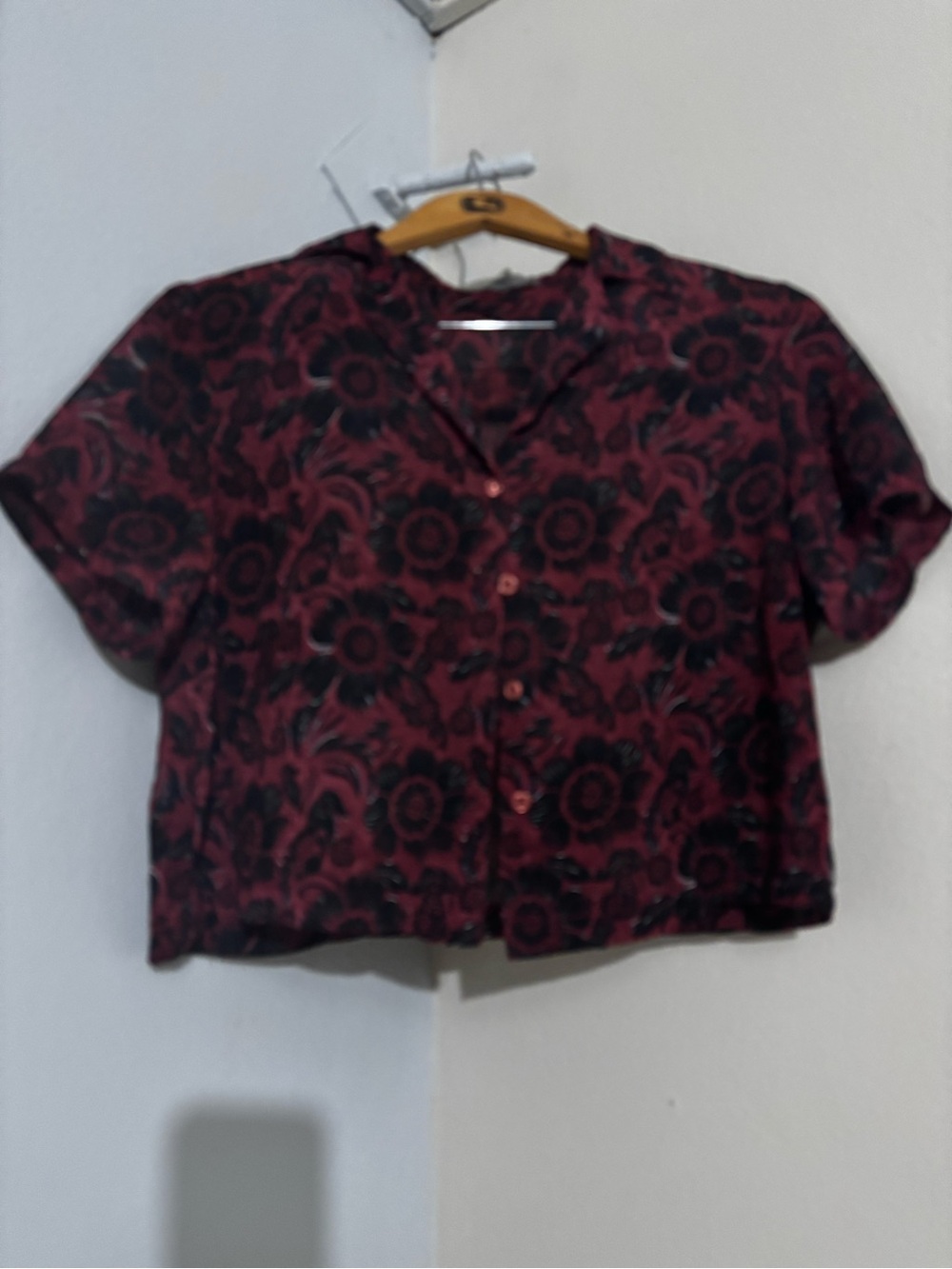 5x$20Floral Short-Sleeve Button Crop Top in Burgundy and Black